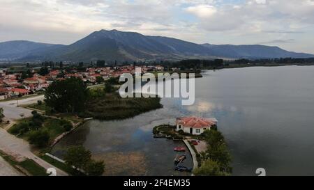 See Orestiada Mavrochori, Kastoria, Luftdrohnenansicht, Mazedonien, Griechenland Stockfoto