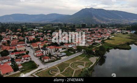 See Orestiada Mavrochori, Kastoria, Luftdrohnenansicht, Mazedonien, Griechenland Stockfoto