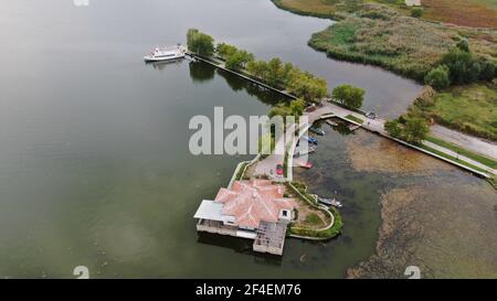 See Orestiada Mavrochori, Kastoria, Luftdrohnenansicht, Mazedonien, Griechenland Stockfoto