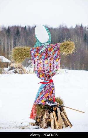 Wologda, Russland - 13. März 2021: Feiertag der Fasching in Russland. Große Puppe brennt Stockfoto