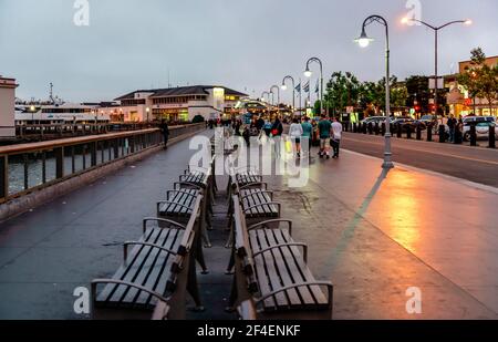 San Francisco, CA/USA - 16. Juli 2015: Die Menschen genießen einen Nachtspaziergang in Embarcadero, der östlichen Uferpromenade und der Straße entlang der San Francisco Bay. Stockfoto