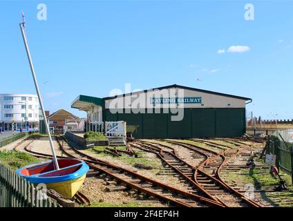 Hayling Beach Bahnhof während der Sperre. Keine Passagiere, da die Menschen zu Hause bleiben, um sicher zu bleiben. An einem hellen sonnigen Tag wäre es normalerweise voll. Stockfoto