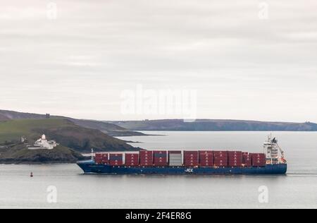 Roches Point, Cork, Irland. März 2021, 21st. Nach einer Reise von Southampton Container Schiff Independent Pursuit ist im Begriff, den Roches Point Leuchtturm passieren, wie sie nach Ringaskiddy, um mehr Fracht für eine Weiterreise in die Vereinigten Staaten zu sammeln. - Credit; David Creedon / Alamy Live News Stockfoto