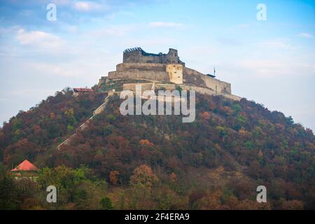 Herbstlandschaft in der Nähe der alten Zitadelle von Deva Stockfoto