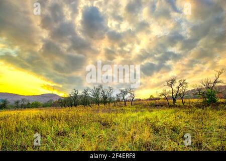 Herbstlandschaft in der Nähe der alten Zitadelle von Deva Stockfoto