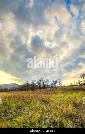 Herbstlandschaft in der Nähe der alten Zitadelle von Deva Stockfoto