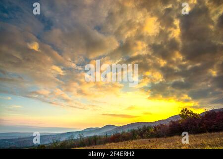 Herbstlandschaft in der Nähe der alten Zitadelle von Deva Stockfoto