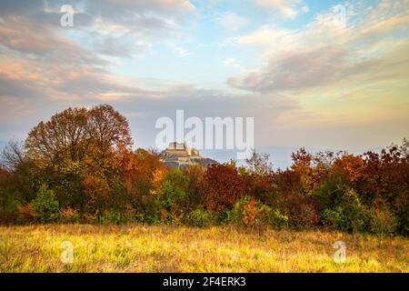 Herbstlandschaft in der Nähe der alten Zitadelle von Deva Stockfoto