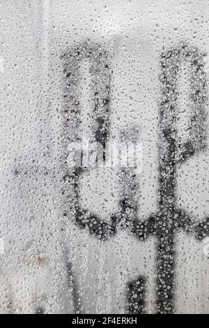 Viele Wassertropfen auf einem durchsichtigen Glas im Badezimmer Nahaufnahme Stockfoto