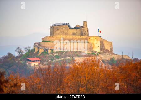 Herbstlandschaft in der Nähe der alten Zitadelle von Deva Stockfoto