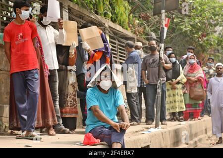 Dhaka, Dhaka, Bangladesch. März 2021, 21st. Am 21. März warten 2021 Menschen vor einem Krankenhaus, um auf das COVID-19-Coronavirus inmitten des in Dhaka, Bangladesch verbreiteten Coronavirus getestet zu werden.Quelle: Harun-or-Rashid/ZUMA Wire/Alamy Live News Stockfoto