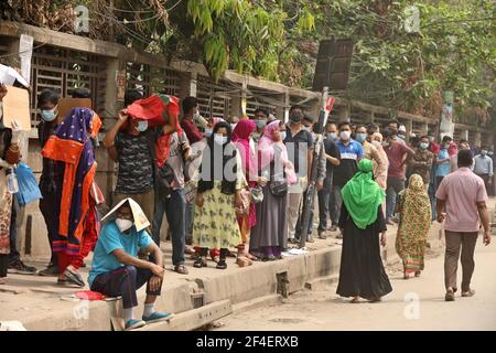 Dhaka, Dhaka, Bangladesch. März 2021, 21st. Am 21. März warten 2021 Menschen vor einem Krankenhaus, um auf das COVID-19-Coronavirus inmitten des in Dhaka, Bangladesch verbreiteten Coronavirus getestet zu werden.Quelle: Harun-or-Rashid/ZUMA Wire/Alamy Live News Stockfoto