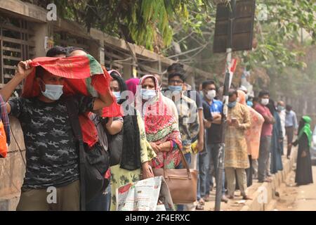 Dhaka, Dhaka, Bangladesch. März 2021, 21st. Am 21. März warten 2021 Menschen vor einem Krankenhaus, um auf das COVID-19-Coronavirus inmitten des in Dhaka, Bangladesch verbreiteten Coronavirus getestet zu werden.Quelle: Harun-or-Rashid/ZUMA Wire/Alamy Live News Stockfoto