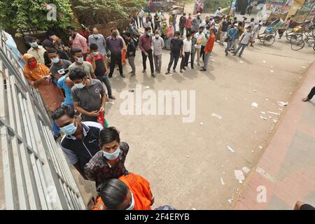 Dhaka, Dhaka, Bangladesch. März 2021, 21st. Am 21. März warten 2021 Menschen vor einem Krankenhaus, um auf das COVID-19-Coronavirus inmitten des in Dhaka, Bangladesch verbreiteten Coronavirus getestet zu werden.Quelle: Harun-or-Rashid/ZUMA Wire/Alamy Live News Stockfoto