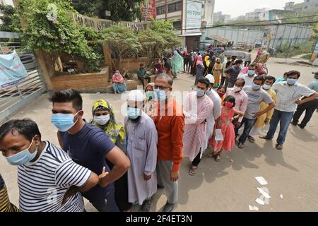 Dhaka, Dhaka, Bangladesch. März 2021, 21st. Am 21. März warten 2021 Menschen vor einem Krankenhaus, um auf das COVID-19-Coronavirus inmitten des in Dhaka, Bangladesch verbreiteten Coronavirus getestet zu werden.Quelle: Harun-or-Rashid/ZUMA Wire/Alamy Live News Stockfoto