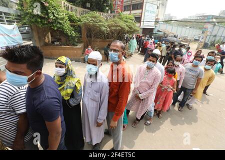 Dhaka, Dhaka, Bangladesch. März 2021, 21st. Am 21. März warten 2021 Menschen vor einem Krankenhaus, um auf das COVID-19-Coronavirus inmitten des in Dhaka, Bangladesch verbreiteten Coronavirus getestet zu werden.Quelle: Harun-or-Rashid/ZUMA Wire/Alamy Live News Stockfoto