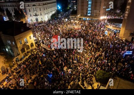 Massen von Protestierenden versammeln sich während einer Massendemonstration, an der Zehntausende Menschen in Jerusalem, Israel, den Rücktritt von Benjamin Netanjahu am 20. März 2021 fordern. Israelische Demonstranten versammelten sich am Samstag an Dutzenden von Kreuzungen und Brücken im ganzen Land, in der 39th Woche in einer Reihe von Demonstrationen gegen Premierminister Benjamin Netanjahu und seine Regierung. Die Demonstrationen kommen nur 3 Tage vor Israels vierter Parlamentswahl in zwei Jahren. Stockfoto