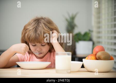 Kleine gesunde hungrige Baby Jungen essen Suppe aus mit Löffel. Stockfoto