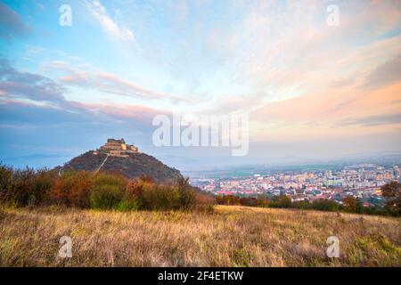 Herbstlandschaft in der Nähe der alten Zitadelle von Deva Stockfoto