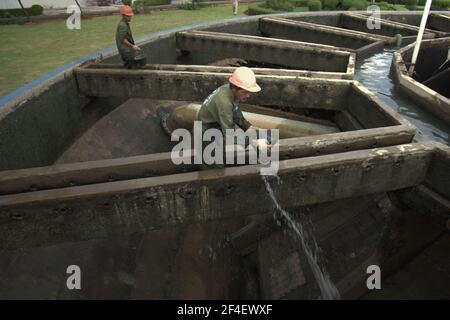 Jakarta, Indonesien. 18. Juni 2021 Arbeiter, die Wartungsarbeiten an der Quellwasseraufbereitungsanlage durchführen, einem Teil des Wasseraufbereitungskomplexes, der von einem der Wasserversorger der Jakarta, Palyja, betrieben wird, dem Eigentümer der Wasserkonzession für den westlichen Teil der indonesischen Hauptstadt. Stockfoto