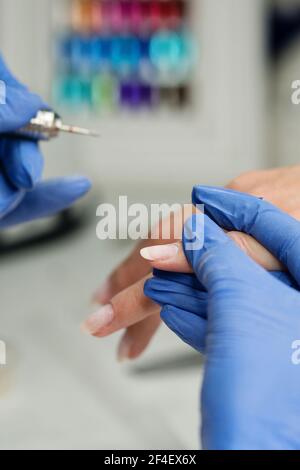 Master Hardware Maniküre Formen Nägel Und Nagelhaut Nahaufnahme. Hardware Maniküre. Konzept Der Körperpflege Und Schönheitsbehandlung. Professioneller Nagelservice. Weichzeichner Stockfoto