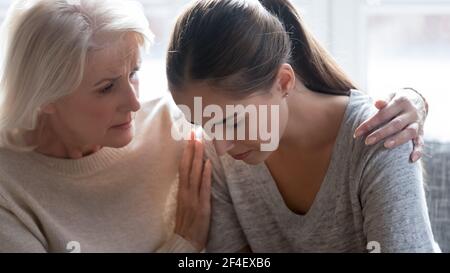 Fürsorgliche reife Mutter Unterstützung unglückliche Erwachsene Tochter Stockfoto