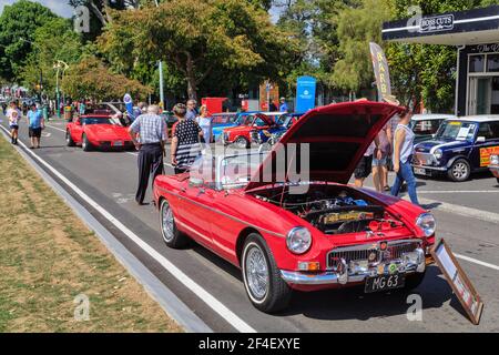 Ein leuchtend roter 1963 MG Tourer Sportwagen bei an Oldtimer-Show im Freien Stockfoto