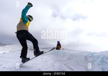 Peking, Chinas Provinz Hebei. März 2021, 20th. Der para-Snowboarding-Athlet Wu Jingsong aus der chinesischen Nationalmannschaft trainiert während einer Trainingseinheit für die Paralympischen Winterspiele 2022 in einer Trainingsbasis im Bezirk Chongli in Zhangjiakou, Provinz Hebei im Norden Chinas, am 20. März 2021. Para-Athleten hier waren damit beschäftigt, sich auf die Peking Winter-Paralympischen Spiele, die zwischen dem 4. Und 13. März 2022 stattfinden wird, vorzubereiten. Quelle: Cai Yang/Xinhua/Alamy Live News Stockfoto