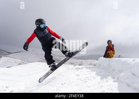 Peking, Chinas Provinz Hebei. März 2021, 20th. Der para-Snowboarding-Athlet Geng Yanhong von der chinesischen Nationalmannschaft trainiert während einer Trainingseinheit für die Paralympischen Winterspiele 2022 in einer Trainingsbasis im Bezirk Chongli in Zhangjiakou, nordchinesische Provinz Hebei, 20. März 2021. Para-Athleten hier waren damit beschäftigt, sich auf die Peking Winter-Paralympischen Spiele, die zwischen dem 4. Und 13. März 2022 stattfinden wird, vorzubereiten. Quelle: Cai Yang/Xinhua/Alamy Live News Stockfoto