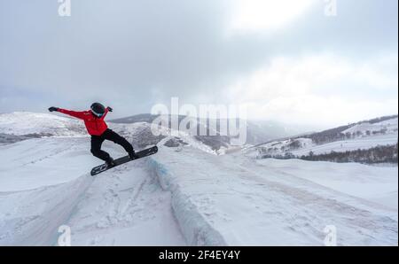 Peking, Chinas Provinz Hebei. März 2021, 20th. Para-Snowboarding-Athlet He Yipeng von der chinesischen Nationalmannschaft nimmt an einer Trainingseinheit für die Paralympischen Winterspiele 2022 in einem Trainingsstützpunkt im Bezirk Chongli in Zhangjiakou, nordchinesische Provinz Hebei, am 20. März 2021 Teil. Para-Athleten hier waren damit beschäftigt, sich auf die Peking Winter-Paralympischen Spiele, die zwischen dem 4. Und 13. März 2022 stattfinden wird, vorzubereiten. Quelle: Cai Yang/Xinhua/Alamy Live News Stockfoto