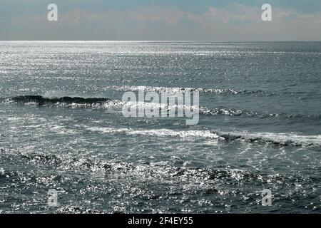 Fotografie für Hintergrundmaterial des Meeres, das in glitzert Das Sonnenlicht Stockfoto