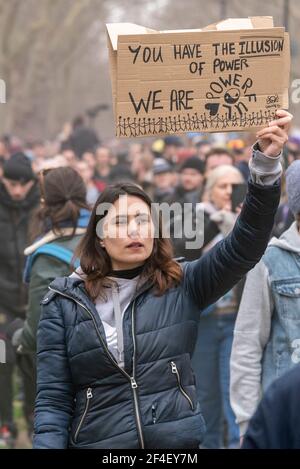 Frau mit Plakat auf einem COVID 19 Anti-Lockdown-protestmarsch in Westminster, London, Großbritannien. Du hast die Illusion der Macht, wir sind die Macht Stockfoto