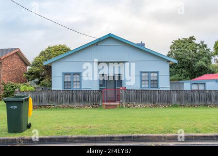 Ein sehr blaues Haus in New South Wales, Südküste Township von Bermagui. Das Haus wird aus faserigen Zementplatten gebaut, die lokal als Fibro bekannt sind. Stockfoto