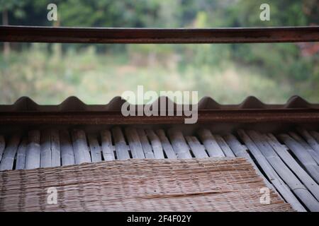Bambusboden und Matte auf der Terrasse Balkon mit Natur Hintergrund  Stockfotografie - Alamy