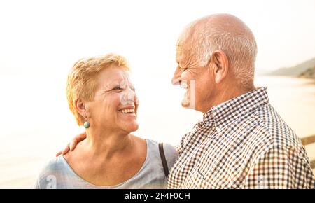 Glückliches Rentnerpaar, das Spaß im Freien im Urlaub hat - Liebe Konzept der fröhlichen älteren Menschen und Ruhestand Lebensstil Stockfoto