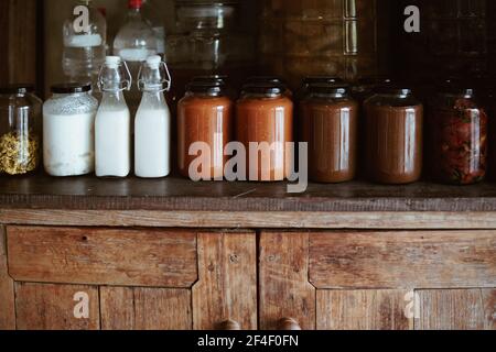 Tomatenmark und getrocknete Tomaten in Olivenöl mariniert Im Glasgefäß Stockfoto