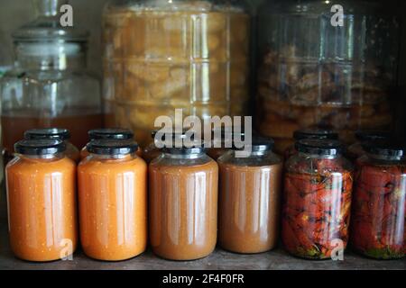 Tomatenmark und getrocknete Tomaten in Olivenöl mariniert Im Glasgefäß Stockfoto