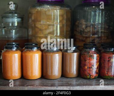 Tomatenmark und getrocknete Tomaten in Olivenöl mariniert Im Glasgefäß Stockfoto