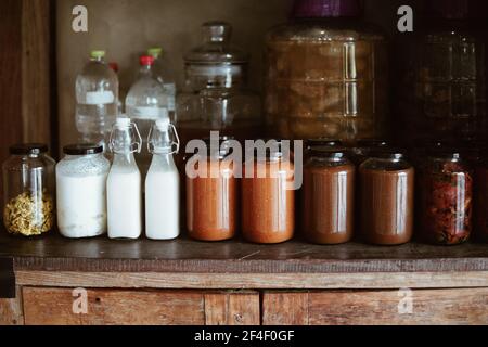 Tomatenmark und getrocknete Tomaten in Olivenöl mariniert Im Glasgefäß Stockfoto
