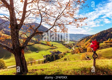 Die Gemeinde Münstertal mit dem Benediktinerkloster St. Trudpert, Herbst, Schwarzwald, Baden-Württemberg, Deutschland Stockfoto