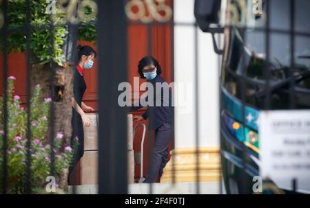 Kuala Lumpur, Malaysia. März 2021, 21st. Nicht identifizierte Personen laden Kisten in einen Bus vor der nordkoreanischen Botschaft.Nordkorea trennt diplomatische Beziehungen zu Malaysia aus Protest nach einem Gerichtsurteil, dass ein nordkoreanischer Staatsbürger namens Mun Chol Myong an die Vereinigten Staaten ausgeliefert werden soll, um Geldwäscheklagen zu tragen. Die malaysische Regierung sagte, dass sie alle Diplomaten bestelle, das Land innerhalb von 48 Stunden zu verlassen. Kredit: SOPA Images Limited/Alamy Live Nachrichten Stockfoto