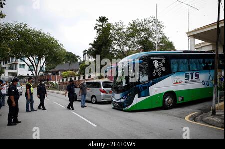 Kuala Lumpur, Malaysia. März 2021, 21st. Ein Bus, der Mitarbeiter der nordkoreanischen Botschaft transportiert, verlässt die Botschaftsprämisse.Nordkorea trennt aus Protest die diplomatischen Beziehungen zu Malaysia nach einem Gerichtsurteil, dass ein nordkoreanischer Staatsbürger namens Mun Chol Myong an die Vereinigten Staaten ausgeliefert wird, um Geldwäscheklagen zu erheben. Die malaysische Regierung sagte, dass sie alle Diplomaten bestelle, das Land innerhalb von 48 Stunden zu verlassen. Kredit: SOPA Images Limited/Alamy Live Nachrichten Stockfoto