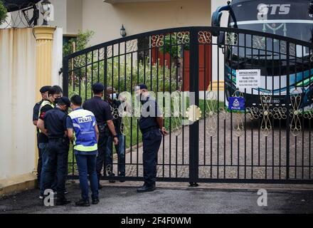 Kuala Lumpur, Malaysia. März 2021, 21st. Polizisten stehen am Eingang der nordkoreanischen Botschaft auf Wache.Nordkorea trennt aus Protest die diplomatischen Beziehungen zu Malaysia, nachdem ein Gericht urteil vertrat, dass ein nordkoreanischer Staatsbürger namens Mun Chol Myong an die Vereinigten Staaten ausgeliefert wird, um Geldwäscherei-Anklagen zu stellen. Die malaysische Regierung sagte, dass sie alle Diplomaten bestelle, das Land innerhalb von 48 Stunden zu verlassen. Kredit: SOPA Images Limited/Alamy Live Nachrichten Stockfoto