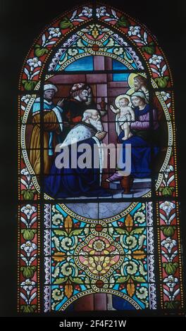 INTERIEUR - VIDRIERA - EPIFANIA. Lage: IGLESIA PARROQUIAL. LABOUHEYRE. Frankreich. KIND JESUS. BIBLISCHE KÖNIGE. JUNGFRAU MARIA. SAN JOSE ESPOSO DE LA VIRGEN MARIA. Melchor. Gaspar. BALTASAR. Stockfoto