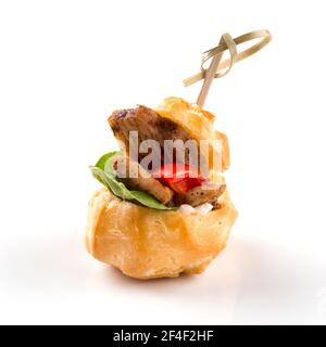 Salzige profiterole Vorspeise mit Fisch auf weiß Stockfoto