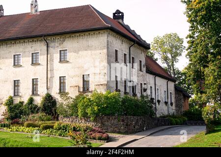 Das alte Gebäude der Burg Dundaga, dekorative Elemente und Sehenswürdigkeiten, Rest in Lettland.21. Oktober 2020 Stockfoto