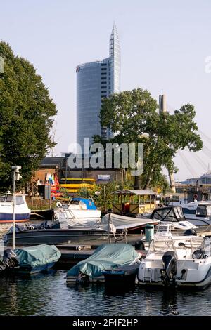 Eine Bucht an der Daugava, gefüllt mit Yachten, Motorbooten und kleinen Booten in Riga, 22. September 2020 Stockfoto