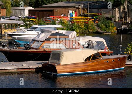 Eine Bucht an der Daugava, gefüllt mit Yachten, Motorbooten und kleinen Booten in Riga, 22. September 2020 Stockfoto