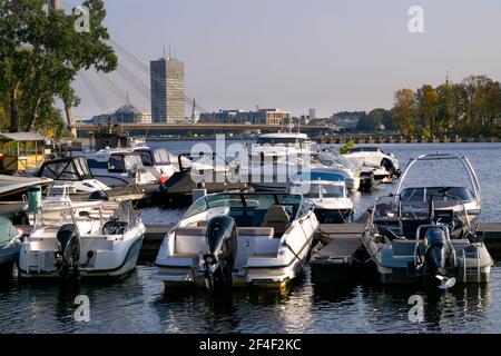 Eine Bucht an der Daugava, gefüllt mit Yachten, Motorbooten und kleinen Booten in Riga, 22. September 2020 Stockfoto