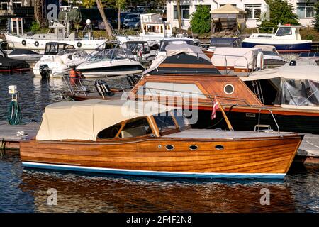 Eine Bucht an der Daugava, gefüllt mit Yachten, Motorbooten und kleinen Booten in Riga, 22. September 2020 Stockfoto